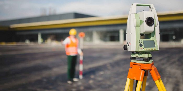 services Géomètre - Géomètre au travail